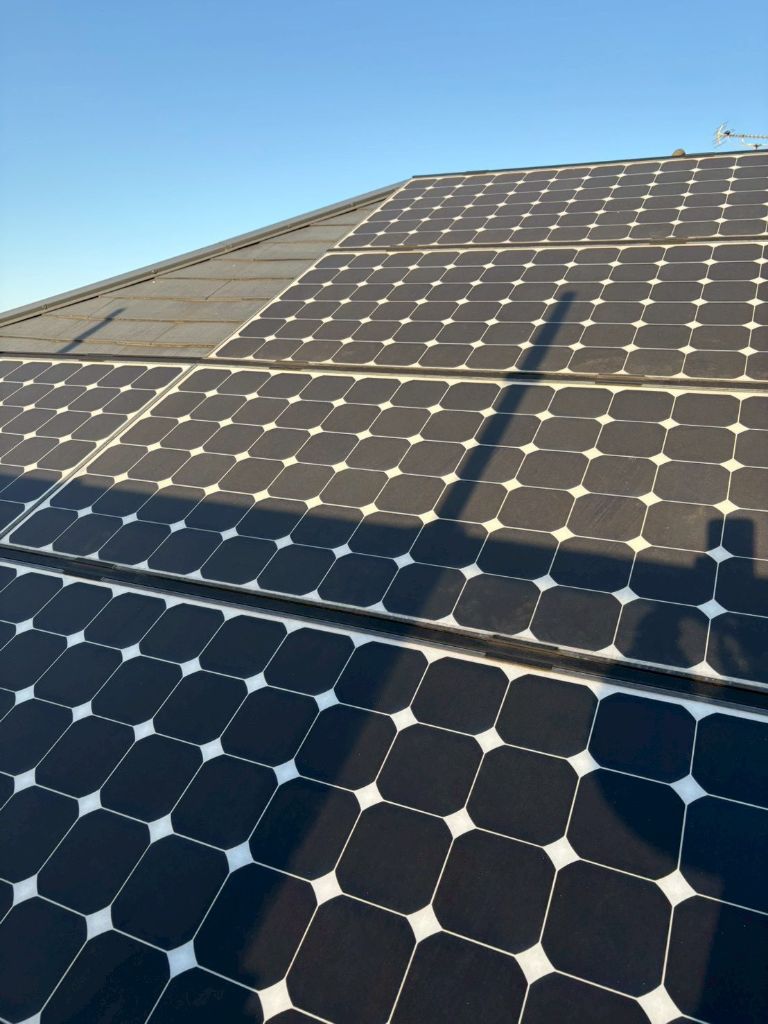 屋根の上にパネルを並べる